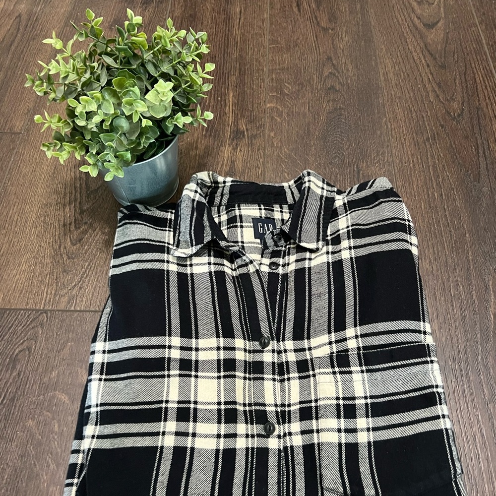GAP Women’s Black and White Plaid Shirt